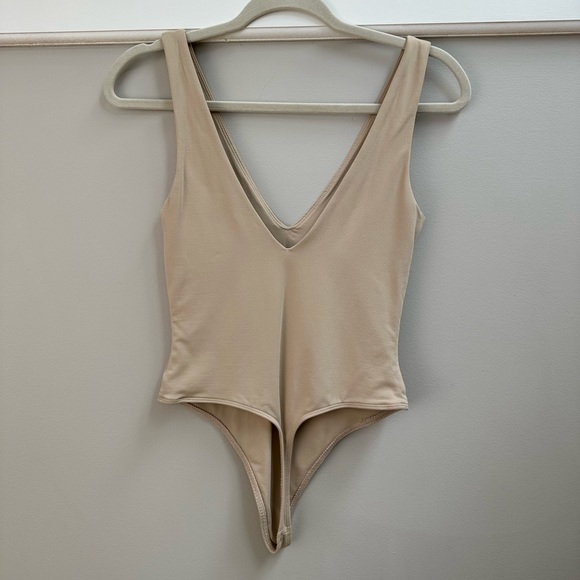 Babaton Contour V-Neck Bodysuit - Picture 6 of 9